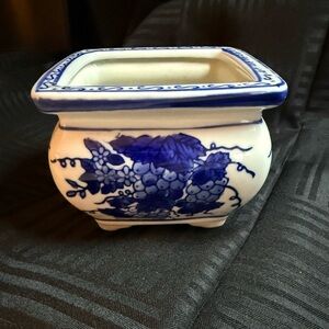 Blue/White ironstone delft Ceramic Planter. chinoiserie style 4.5w/3.5t
